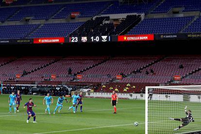 Al Camp Nou sense públic, Messi marca el segon gol del Barça contra el Leganés.