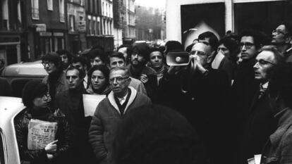 Jean-Paul Sartre (en el centro) junto a Michel Foucault (con un megáfono), en una protesta en París en 1969.