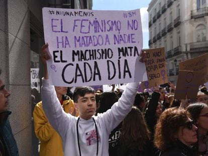 Un adolescente en Madrid durante el pasado 8M de 2019.