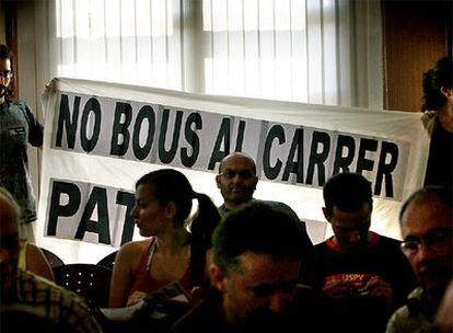 Asistentes al pleno de Paterna desplegaron una pancarta para mostrar su oposición a los <i>bous al carrer.