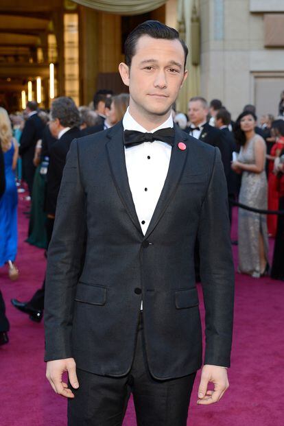 Joseph Gordon-Levitt, con pajarita y gomina, acompañó a Seth McFarlane en el escenario junto a Daniel Radcliffe.