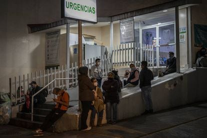 Familiares de pacientes ingresados en el hospital de los Venados, en Ciudad de México, esperan este 24 de diciembre a tener noticias sobre sus seres queridos.