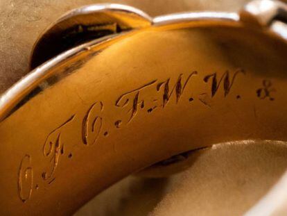 El anillo de Oscar Wilde recuperado por Arthur Brand.