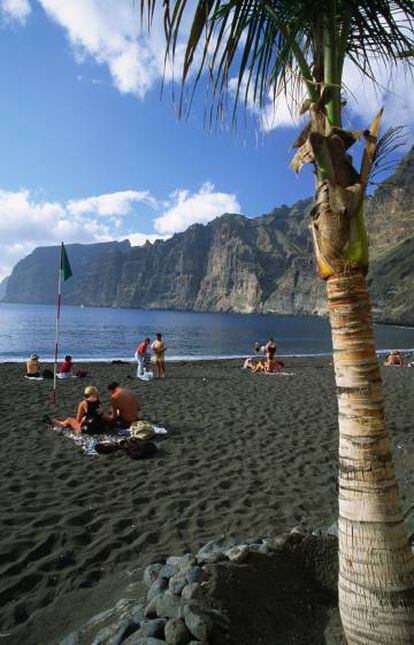 Playa de Los Guíos, junto a los acantilados de Los Gigantes, al oeste de Tenerife.