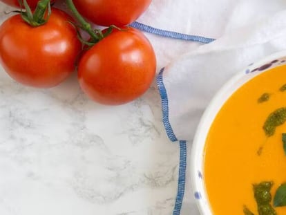 Mira qué pinta tiene esta sopa fría de tomate y mascarpone con pesto