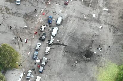 Imagen aérea distribuida por la policía en la que se muestra el cráter tras el impacto del misil ruso.