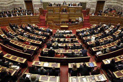 El Parlamento griego escucha la intervención del primer ministro, Lucas Papademos, en el debate sobre los Presupuestos de 2012.