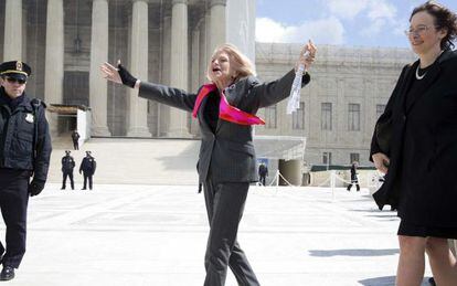 Edith Windsor, denunciante contra la ley DOMA, a la salida del Tribunal Supremo tras la audiencia de este mi&eacute;rcoles.