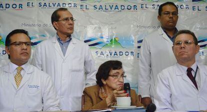 La ministra de Salud de El Salvador, María Isabel Rodríguez, y los médicos de Beatriz.