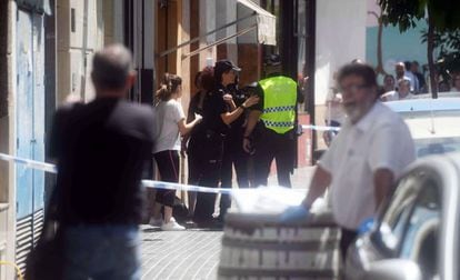 Policías a las puertas del bloque donde se hallaron los cadáveres de Ana Lúcia da Silva y Salvador Ramírez, el pasado viernes en Córdoba.