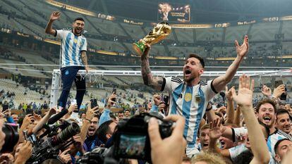 Messi celebra en el estadio Lusail con una imitación de la Copa del Mundo.