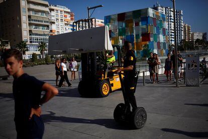 Un operario sitúa un bloque de hormigón como medida preventiva en Málaga.