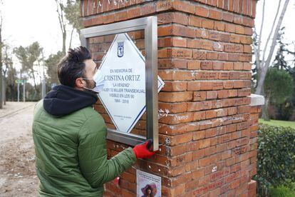 Un trabajador coloca la nueva placa en homenaje a Cristina Ortiz, La Veneno, en el Parque del Oeste