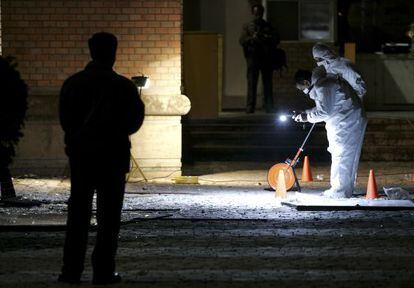 Búsqueda de pruebas tras el atentado a la Embajada británica en Chile en 2007.