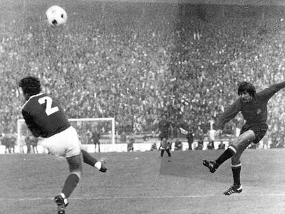 Julio Cardeñosa, a la izquierda, durante el Yugoslavia-España de 1977 previo al Mundial de 1978.