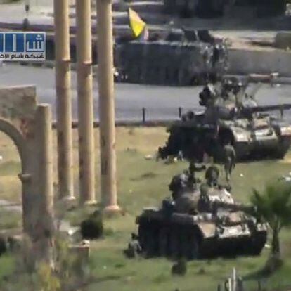 Tanques en el centro de Hama, en una imagen de vídeo hecha pública por un grupo opositor sirio.