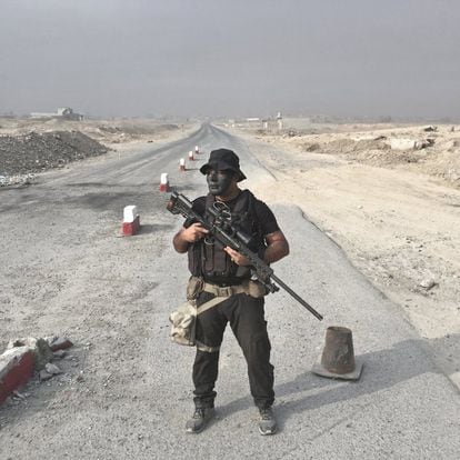 Riyad Jaffar, de Bagdad (Irak), es un francotirador del Ejército iraquí, de 27 años. Posa para el retrato frente a un punto de control en las afueras de Qayara. El Ejército iraquí aseguró a principios de noviembre que había roto "la línea de frente" del Estado Islámico en Mosul y que había logrado liberar "un área muy importante" de los suburbios del este de la ciudad, en poder de los yihadistas desde junio de 2014.