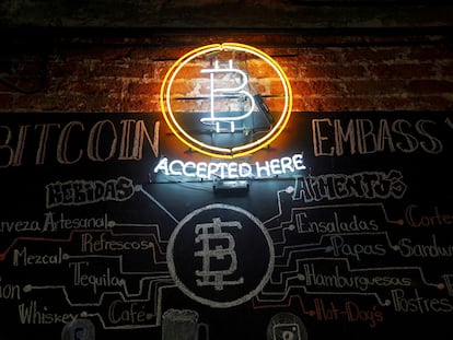 Un neón con el símbolo del bitcoin brilla en la pared de un bar en Ciudad de México.
