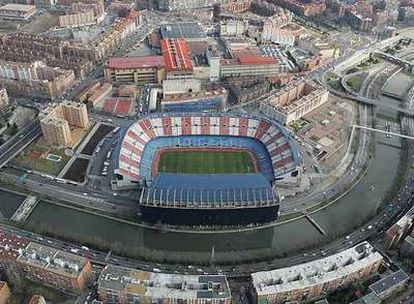 Vista aérea del estadio Vicente Calderón, que será demolido en septiembre de 2012.