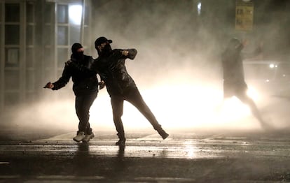 Jóvenes nacionalistas se enfrentaban a la policía en Belfast, el pasado jueves.