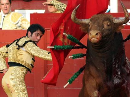 Salavador Vega ante el segundo toro de la tarde.