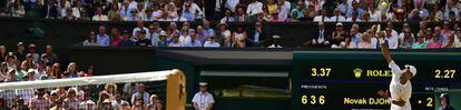Djokovic sirve durante el partido contra Nishikori en la central de Wimbledon.