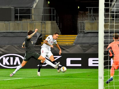 Ocampos trata de disparar a la portería de De Gea en la semifinal de Europa League entre el Sevilla y el United este domingo en Colonia (Alemania).