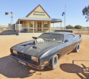 El coche usado en el rodaje de 'Mad Max 2', en el pueblo de Silvertone (Australia).
