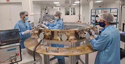 Ingenieros de Sener Aeroespacial trabajan en el montaje del sistema de acoplamiento de vehículos espaciales IBDM HCS.