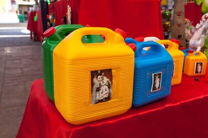 Galones de juguete, a la venta en un tianguis del triángulo rojo.