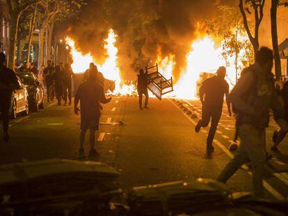 En la foto disturbios en el centro de Barcelona en las inmediaciones de la sede de la Delegación de Gobierno este martes. En vídeo, las protestas de este miércoles en Barcelona.