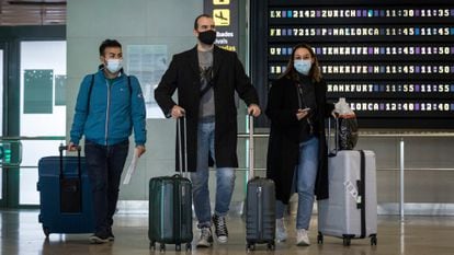 Viajeros procedentes de Londres, este lunes en el aeropuerto de Manises, en Valencia.