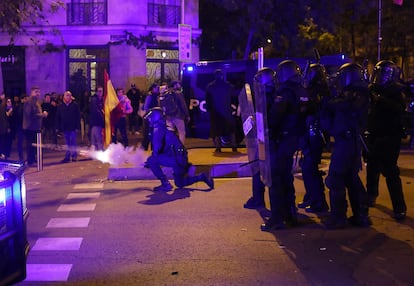 Agentes de la policía nacional preparados para intervenir ante la negativa de los manifestantes a finalizar la protesta.
