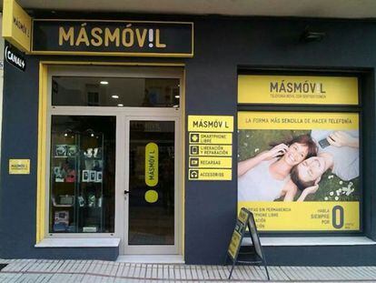 Logotipo y publicidad de MásMóvil.