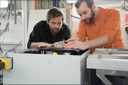 Diego Pol y Vincent Fernandez, coautor del trabajo, en el laboratorio del European Synchrotron Radiation Facility, Francia, donde hicieron las pruebas técnicas a los fósiles. / ESRF