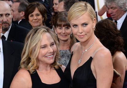 Charlize Theron con su madre Gerda Maritz durante la ceremonia de los Oscars en 2014.