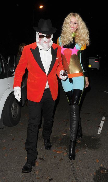 Claudia Schiffer y su marido, Matthew Vaughn, a su llegada a la fiesta de Halloween organizada por Jonathan Ross, presentador y locutor británico, en su casa de Londres. 