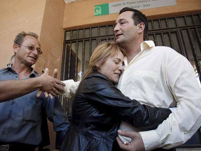 El alcalde de Zurgena recibe un abrazo de su hermana y da la mano a un vecino tras abandonar el Juzgado de Huercal Overa, donde prestó declaración.
/ efe