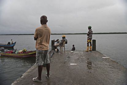 Pescadores aguardan el inicio de la jornada, en Tumaco.