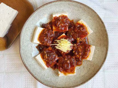 Cómo cocinar platos con tofu (más allá de los salteados y la sopa de miso)