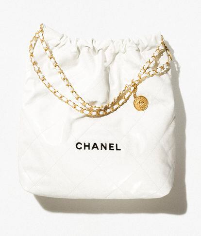El bolso Chanel 22 está disponible en la tienda efímera de Marbella.