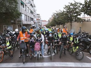 La escuela Reial Monestir de Santa Isabel, en el barrio de Sarrià, ha estrenado el proyecto del 'bicibús' en Barcelona.