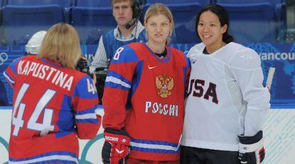 Las jugadoras de hockey sobre hielo Gavrilova, de Rusia, y Chu, de Estados Unidos,