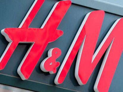 Logo de H&M en una de sus tiendas.