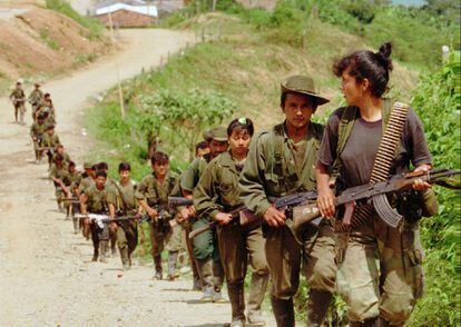 Guerrilleros de las Fuerzas Armadas Revolucionarias de Colombia (FARC) entran en la ciudad de Miranda. Una columna de este grupo armado ha atacado al Ejército matando a 31 militares, lo que ha causado gran conmoción en Colombia. Rebels from the Revolutionary Armed Forces of Colombia (FARC). enter a small town near Miranda. Colombia, Wednesday, April 17, 1996. A column of the same rebel group ambushed a military convoy Monday killing 31 soldiers and wounding 18 outside the town of Puerres, located 350 miles southwest of Bogota. The FARC are the largest and oldest guerrilla group in Colombia. (AP Photo/Ricardo Mazalan)