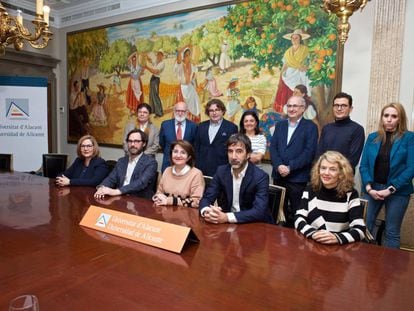 De izquierda a derecha, de abajo a arriba: Esther Algarra, secretaria general de la Universidad Alicante; Aurelio López-Tarruella, director de la cátedra; Amparo Navarro, rectora de la Universidad de Alicante; Jose Luis Zimmermann, head of public policy Spain & Portugal de Meta; Susana Navas Navarro, catedrática de Derecho Civil de la Universidad de Barcelona; Juan Antonio Moreno, catedrático de Derecho Civil de la Universidad de Alicante; Manuel Desantes Real, presidente del comité científico y catedrático de Derecho Internacional de la Universidad de Alicante; Paul P. Polanski, profesor de Derecho de la Universidad Kozminiski de Polonia; Idoia Salazar, presidenta de ODISEIA (Observatorio del Impacto Social y Ético de la Inteligencia Artificial); Luis Ignacio Vicente, consejero estratégico de Pons IP; Julián López Richart, profesor Derecho Civil Universidad de Alicante; y Teresa Rodríguez de Las Heras, profesora titular de Derecho Mercantil Universidad de Alicante