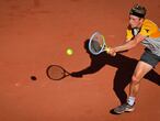 Spain's Alejandro Davidovich Fokina returns the ball to Argentina's Federico Delbonis during their men's singles fourth round tennis match on Day 8 of The Roland Garros 2021 French Open tennis tournament in Paris on June 6, 2021. (Photo by MARTIN BUREAU / AFP)