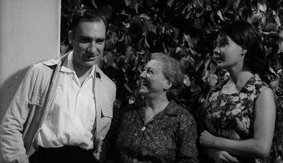 Fernando Fernán-Gómez, Milagros Leal y Lina Canalejas, en un fotograma de 'El mundo sigue'.