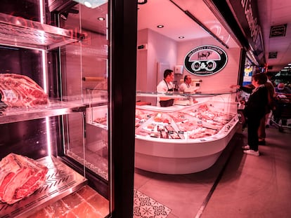 Carnicería en el Mercado de Ventas de Madrid.