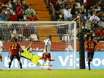 Carlos Soler, anotando el segundo gol de España
